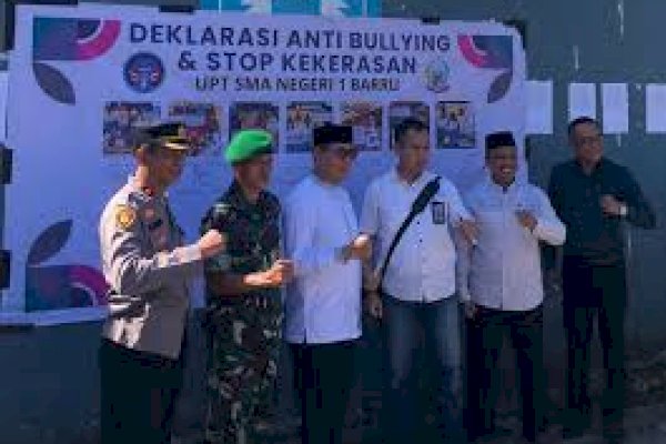 Deklarasi Anti Kekerasan dan Bullying Sebagai Tahap MPLS di SMAN 1 Barru