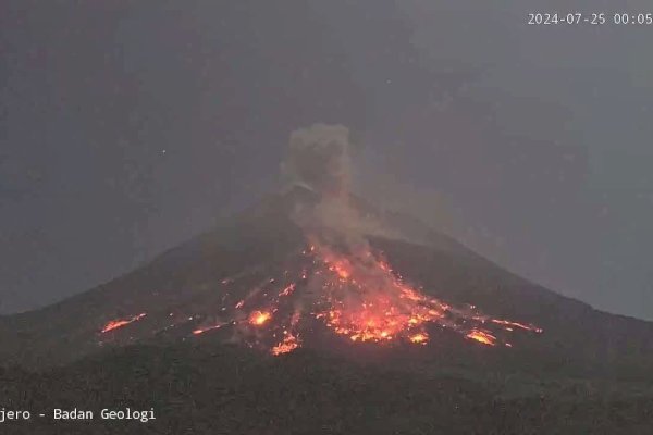 Gunung Merapi Muntahkan Awan Panas 1,1 Km