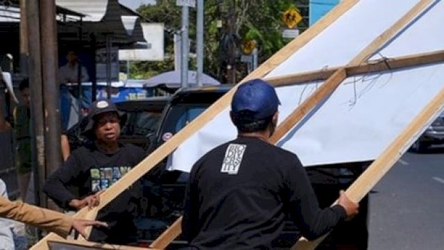 Jaga Ketertiban Tata Ruang, Bapenda Makassar Tertibkan Reklame