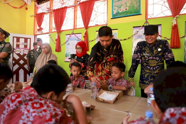 Pjs Wali Kota Arwin Azis Apresiasi Program Hasanuddin Peduli Anak Sekolah di Makassar