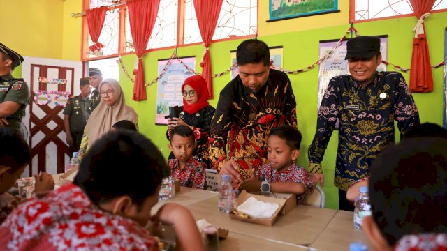 Pjs Wali Kota Arwin Azis Apresiasi Program Hasanuddin Peduli Anak Sekolah di Makassar