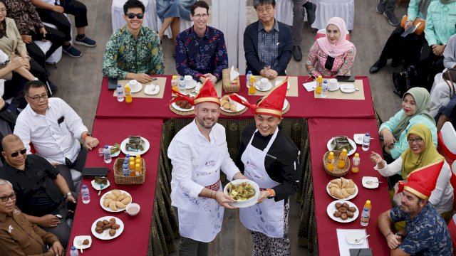 Chef David Gallienne Masak Pallumara di Atas Kapal Pinisi