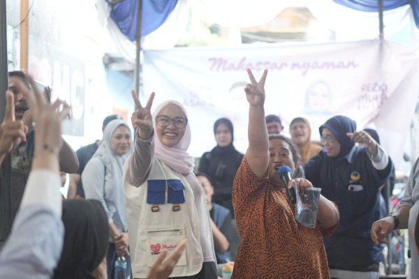 Warga Butung Makassar Peragakan Coblos Nomor 2 Saat Hadiri Kampanye Rezki