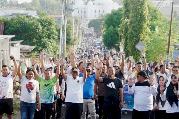 Warga Soppeng Riuh Foto Bareng Andi Sudirman di Acara Jalan Sehat 355 Tahun Sulsel di Soppeng