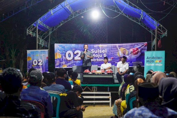 Malam-Malam, Ratusan Warga Pammana Sambut Kehadiran Andi Sudirman di Wajo