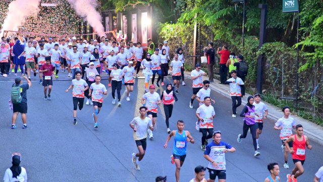 Para pelari yang mengikuti Kalla Run 2024. Titik start dimulai dari NIPAH Park dilepas oleh jajaran Direksi KALLA