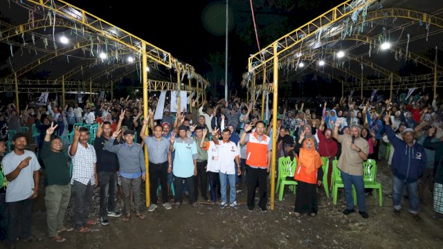 Andi Irwan Hamid-Sudirman Bungi Bersama Ratusan Warga Salo