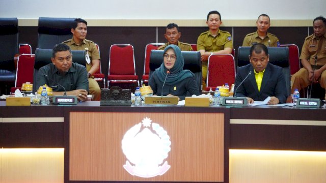 Ketua DPRD Sulsel Andi Rachmatika Dewi (tengah)