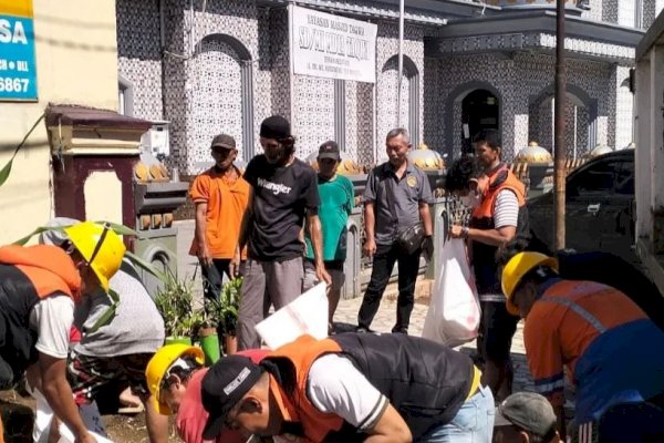 Camat Nimrod Sembe Turun Langsung Pantau Aktivitas Satgas Kebersihan di Beberapa Titik