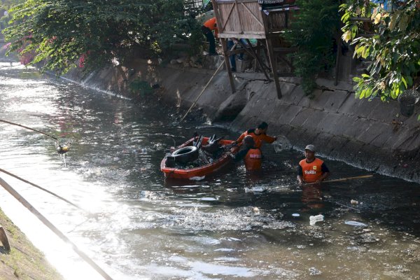 Pjs Arwin Azis Apresiasi Kekompakan Masyarakat dengan Pemkot Makassar Bersihkan Kanal