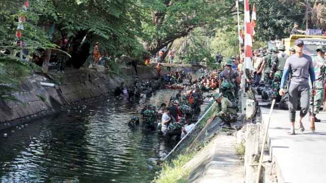 Pembersihkan Kanal di Jalan Andi Djemma.