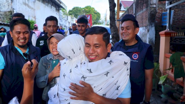  Warga Kampung Mandar Sambut Tasming Hamid dengan Pelukan.