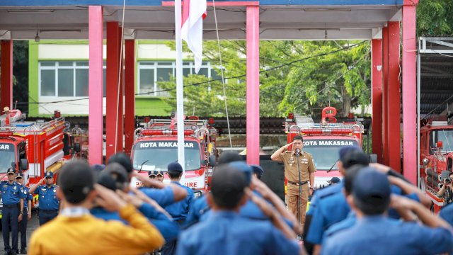 Pjs Wali Kota Makassar Arwin Azis Jadi Pembina Apel Pagi di Dinas Damkar: Tegaskan Pentingnya Kesiapsiagaan.