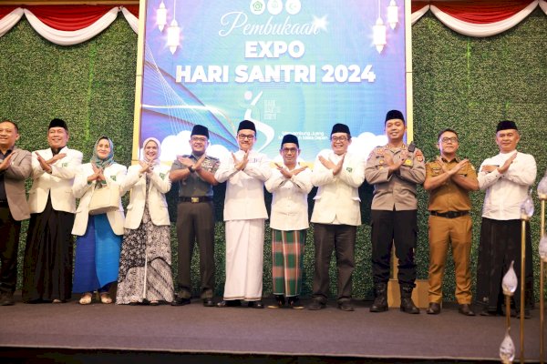 Pj Sekda Makassar Irwan Adnan Dampingi Sekprov Sulsel Jufri Rahman Buka Expo Santri 2024