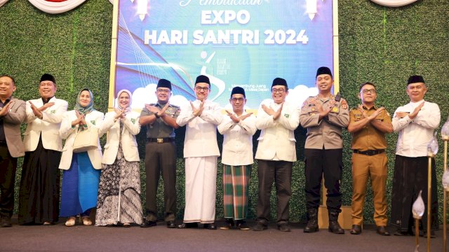 Pj Sekda Makassar Irwan Adnan Dampingi Sekprov Sulsel Jufri Rahman Buka Expo Santri 2024.