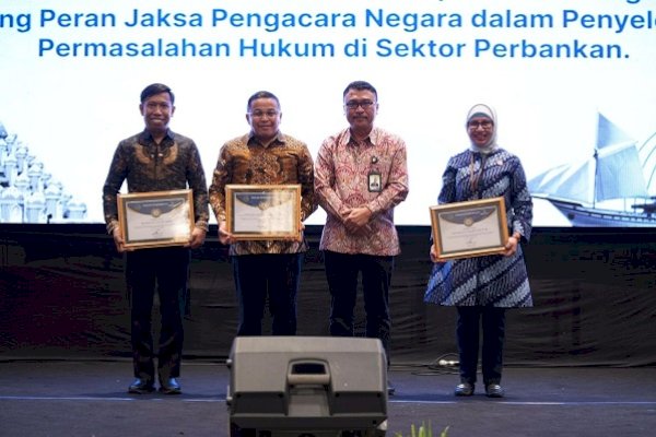 Kejari Bone Raih Penghargaan dari PT Bank Sulselbar atas Kinerja Luar Biasa dalam Bidang Hukum