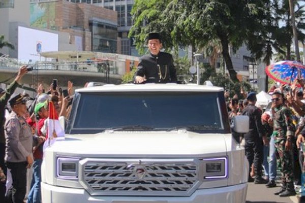 Tak Lagi jadi Presiden, Lautan Massa Mengantar Jokowi Pulang Kampung ke Solo