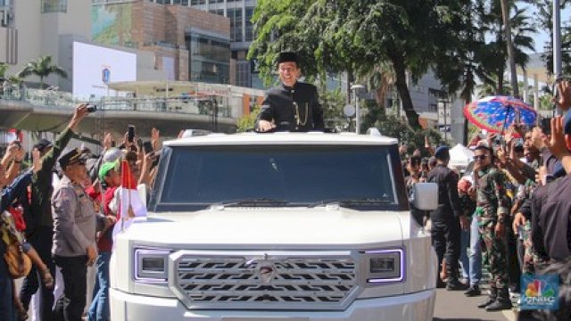 Lautan Massa mengantar Jokowi pulang kampung ke Solo.