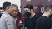 Tertunduk Lesu dengan Tangan Terborgol, Andrew Andika Minta Maaf ke Tengku Dewi dan Anak karena Terjerumus Narkoba
