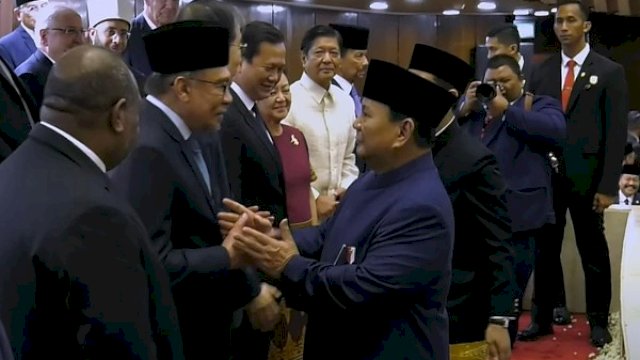 Prabowo Salami Para Tamu Negara yang Hadir di Pelantikan.(F-INT)