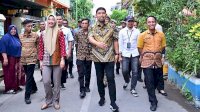 Didampingi Dirum PDAM Makassar Indira, Pj Wali Kota Arwin Azis Kembali Turun Bagikan Air Bersih ke Masyarakat Tallo