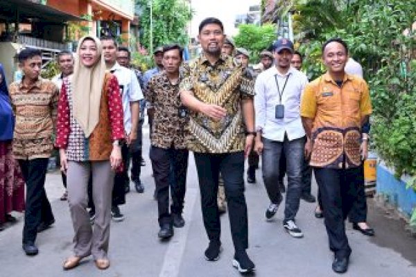 Didampingi Dirum PDAM Makassar Indira, Pj Wali Kota Arwin Azis Kembali Turun Bagikan Air Bersih ke Masyarakat Tallo