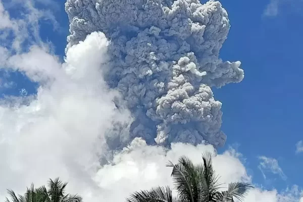 Gunung Ibu di Halmahera Kembali Meletus Hebat, Kepulan Abu Capai 3 Kilometer