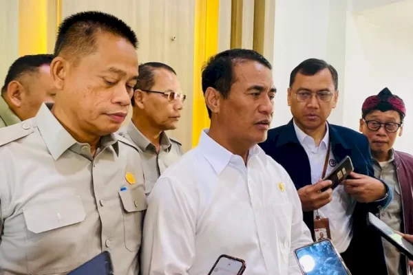 Mentan Amran Sulaiman Ajak Prajurit TNI Tanam Cabai hingga Ternak Lele di Pekarangan Rumah