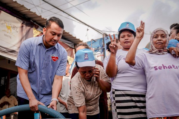 Emak-Emak di Tallo Sorak ‘Oke Gas’ Saat Seto Bagi-Bagi Air Bersih