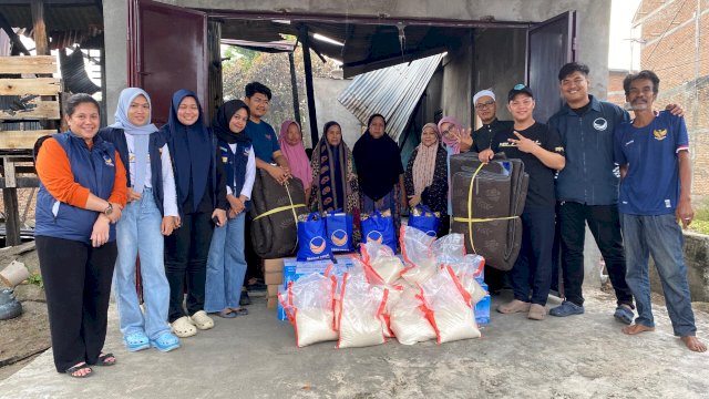 Pengurus DPD NasDem Pinrang Bersama RMS Milenial Pinrang Turun Bantu Korban Kebakaran di Pekkabata.