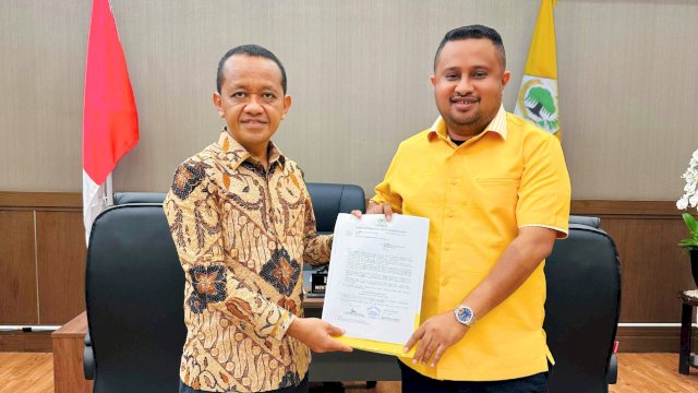 Ketum Golkar Bahlil Lahadalia Menyetahkan SK kepada Denny Henrry Bonai 