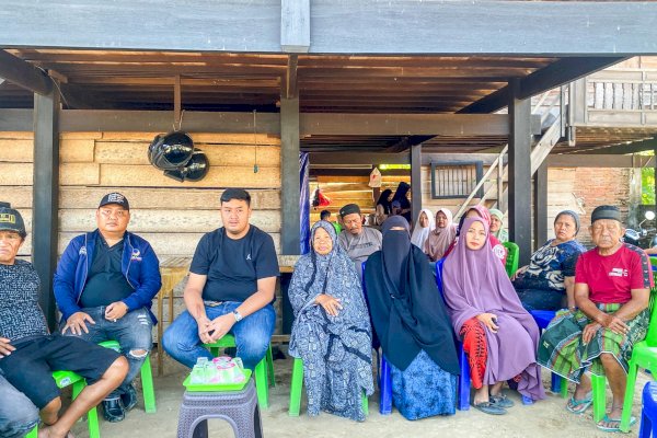 Peduli Masyarakat, Cabup Irwan Hamid Gerak Cepat Bawa Bantuan untuk Korban Kebakaran di Desa Ujung Pinrang