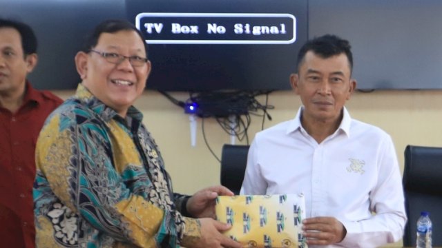 Kepala Biro Kesekretariatan Pimpinan Sekretariat Jenderal DPR RI, Muhammad Djazuli Bersama Sekretaris DPRD Sulsel Muhammad Jabir 