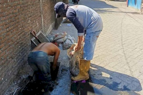 Lagi, Satgas Dinas PU Makassar Perbaiki Saluran Drainase di Jalan Borong   