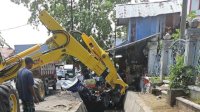 Dinas PU Makassar Kerahkan Tim Bersihkan Saluran Sekunder di Depan RS Dadi Makassar  