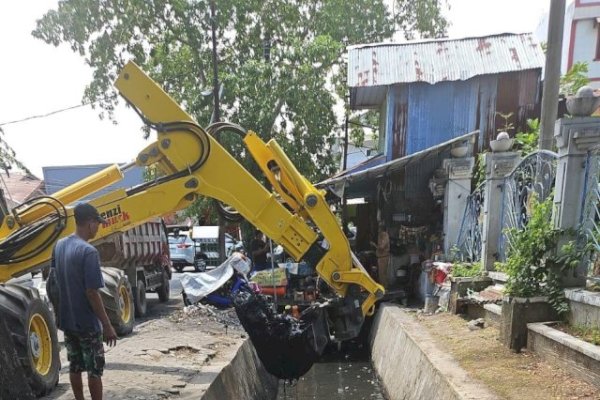 Dinas PU Makassar Kerahkan Tim Bersihkan Saluran Sekunder di Depan RS Dadi Makassar   