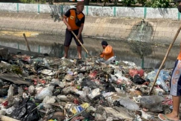 Cegah Banjir, Dinas PU Makassar Rutin Bersihkan Kanal Al Markaz 