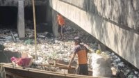 Gerak Cepat Satgas Kanal Dinas PU Makassar Bersihkan Tumpukan Sampah di Jongaya  