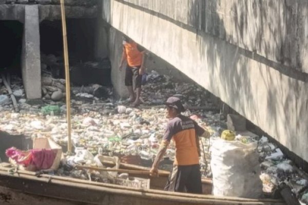 Gerak Cepat Satgas Kanal Dinas PU Makassar Bersihkan Tumpukan Sampah di Jongaya   