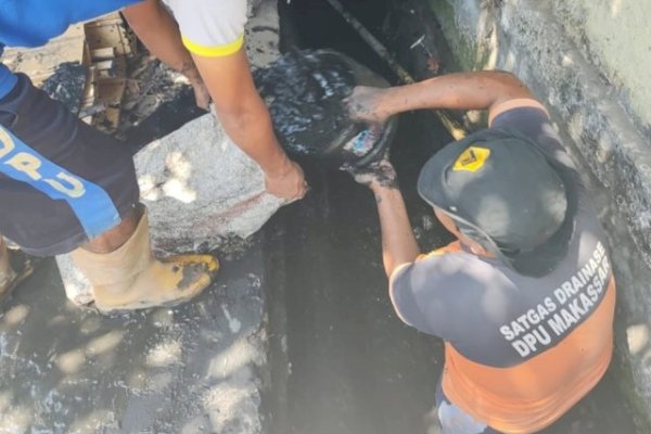 Fokus Pemiliharaan, Satgas Drainase Dinas PU Makassar Keruk Sedimen di Badak Tengah   