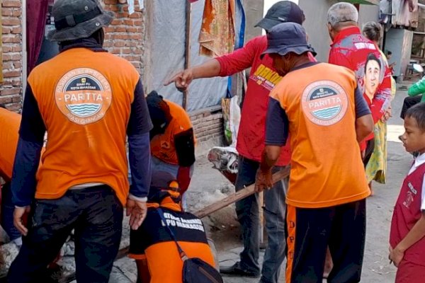 Kadis PU Makassar Zuhaelsi Intruksikan Tim PARITTA Turun Bersihkan Sampah Saluran di Andi Tonro