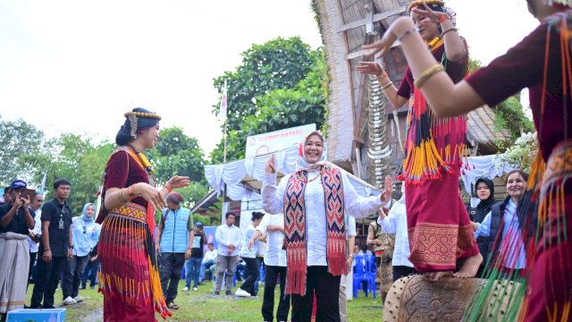 Fatmawati Rusdi Terima Gelar Kehormatan Banne Rara di Toraja Utara.