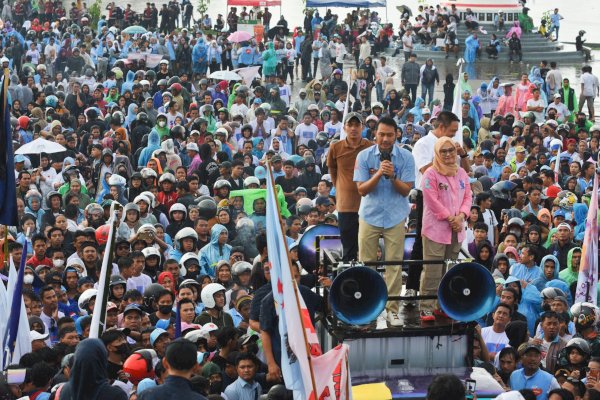 Seto-Rezki di Kampanye Akbar: Terima kasih Atas Kesetiaan Warga Makassar yang Hadir Meski Diguyur Hujan Deras