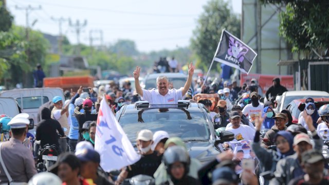 Paslon Nomor Urut 2, Irwan Hamid-Sudirman Bungi Dikawal Puluhan Ribu Masyarakat Pinrang 