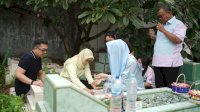 Rezki Lutfi Luangkan Waktu Ziarah ke Makam Almarhumah Ibunda Tercinta di Masa Tenang