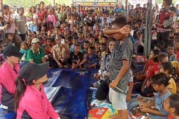 Nyanyikan Lagu “Rindu Rumah” Bocah Penyintas Erupsi Gunung Lewotobi Ini Menangis di Tempat Pengungsian