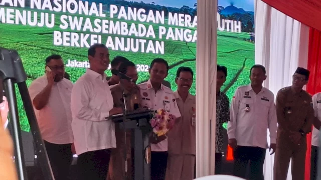 Mentan Amran saat Berdiskusi dengan Sejumlah Kepala Desa di Jawa.(F-INT)