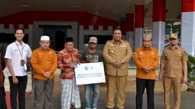 Pengentasan Kemiskinan Ekstrem, Pemkab Maros dan Baznas Salurkan Bantuan