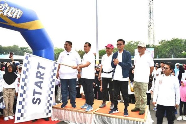 Bupati Maros Chaidir Syam dan Anggota KPI Jalan Sehat Bersama Ribuan Warga