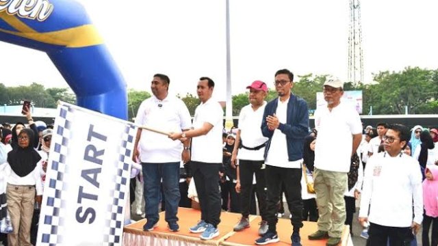 Bupati Maros Chaidir Syam dan Anggota KPI Jalan Sehat Bersama Ribuan Warga